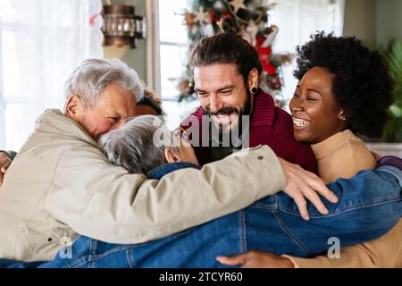 Eine multiethnische Familie, die die Weihnachtszeit zusammen genießt. Die Leute lieben das Konzept. Stockfoto