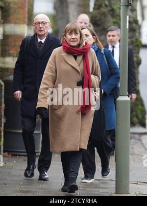 Trauer kommen für die Trauerfeier von Baroness Glenys Kinnock aus Holyhead, einer ehemaligen Ministerin, Abgeordneten und Ehefrau des ehemaligen Labour-Führers Lord Kinnock, im Golders Green Crematorium im Norden Londons. Bilddatum: Donnerstag, 14. Dezember 2023. Stockfoto