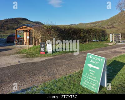 Honesty Shop im Dorf Hollinsclough, am Pfad in Richtung Chrome Hill und Parkhouse Hill und Earl Sterndale Village, Peak District Nationalpark, EN Stockfoto
