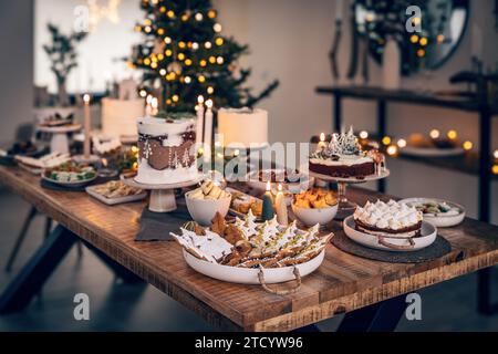 Verschiedene Weihnachtsfeierdesserts und Süßigkeiten. Süße Weihnachtskekse und -Kuchen Stockfoto