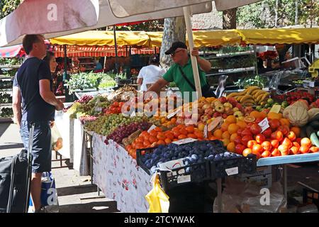 Obststand auf dem Markt im Freien, Split, Kroatien Stockfoto
