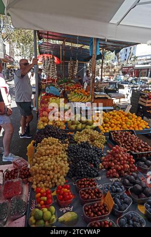 Obststand auf dem Markt im Freien, Split, Kroatien Stockfoto