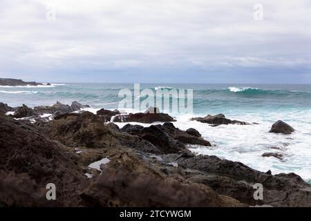 Panoramablick auf den Vulkanstrand Playa El Golfo und die felsige Küste an einem windigen Tag. Vom Aussichtspunkt Charco de los Clicos aus gesehen. Lanzarote, Kanarische Insel. Stockfoto