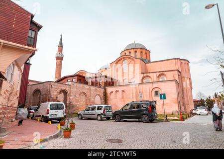 Istanbul, Turkiye - 7. März 2023: Die Zeyrek-Moschee oder das Kloster des Pantokrators ist eine große Moschee im Stadtteil Zeyrek in Fatih in Istanbul, Overlo Stockfoto