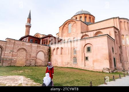 Istanbul, Turkiye - 7. März 2023: Die Zeyrek-Moschee oder das Kloster des Pantokrators ist eine große Moschee im Stadtteil Zeyrek in Fatih in Istanbul, Overlo Stockfoto