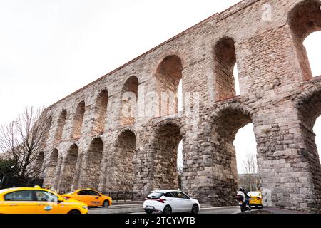 Istanbul, Turkiye - 7. März 2023: Das Aquädukt von Valens war ein römisches Aquädukt, das Ende des 4. Jahrhunderts n. Chr. erbaut wurde, um Konstantino mit Wasser zu versorgen Stockfoto