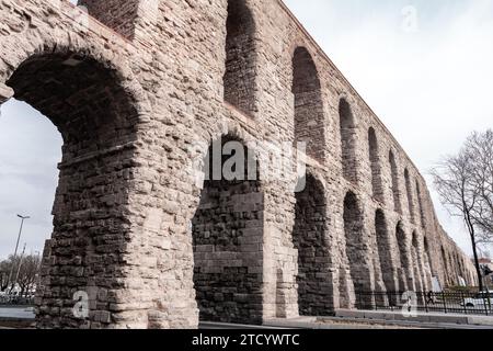 Istanbul, Turkiye - 7. März 2023: Das Aquädukt von Valens war ein römisches Aquädukt, das Ende des 4. Jahrhunderts n. Chr. erbaut wurde, um Konstantino mit Wasser zu versorgen Stockfoto