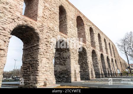 Istanbul, Turkiye - 7. März 2023: Das Aquädukt von Valens war ein römisches Aquädukt, das Ende des 4. Jahrhunderts n. Chr. erbaut wurde, um Konstantino mit Wasser zu versorgen Stockfoto