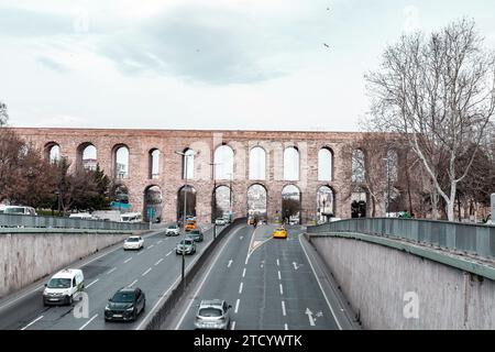 Istanbul, Turkiye - 7. März 2023: Das Aquädukt von Valens war ein römisches Aquädukt, das Ende des 4. Jahrhunderts n. Chr. erbaut wurde, um Konstantino mit Wasser zu versorgen Stockfoto