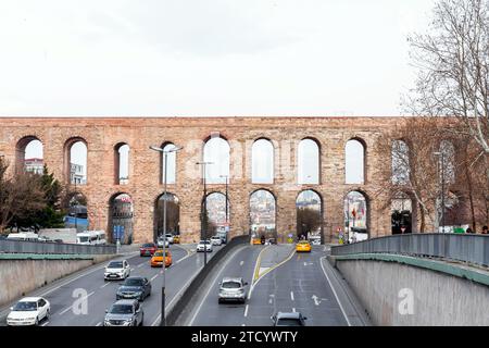 Istanbul, Turkiye - 7. März 2023: Das Aquädukt von Valens war ein römisches Aquädukt, das Ende des 4. Jahrhunderts n. Chr. erbaut wurde, um Konstantino mit Wasser zu versorgen Stockfoto