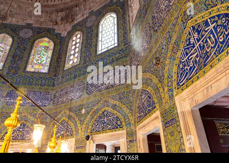 Istanbul, Turkije - 7. März 2023: Architektonische Details aus der Sehzade-Moschee, einer osmanischen Kaisermoschee aus dem 16. Jahrhundert auf dem dritten Hügel von Istanbul, Stockfoto