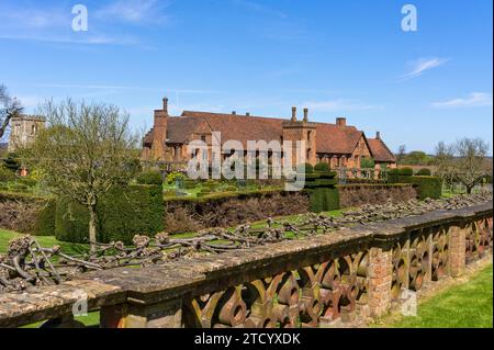 Der Old Palace aus dem Jahr 1485 und West Garden auf dem Gelände von Hatfield House, Hertfordshire, Großbritannien Stockfoto