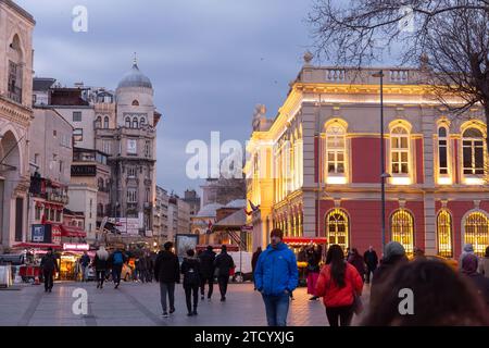 Istanbul, Turkiye – 7. März 2023: Das beleuchtete Gebäude des IS Bankasi Museums befindet sich in Eminonu, Istanbul. Stockfoto