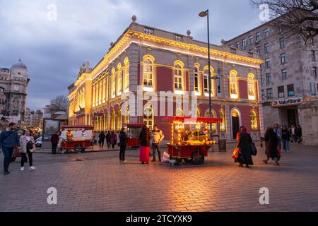 Istanbul, Turkiye – 7. März 2023: Das beleuchtete Gebäude des IS Bankasi Museums befindet sich in Eminonu, Istanbul. Stockfoto
