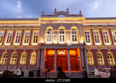 Istanbul, Turkiye – 7. März 2023: Das beleuchtete Gebäude des IS Bankasi Museums befindet sich in Eminonu, Istanbul. Stockfoto
