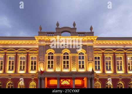 Istanbul, Turkiye – 7. März 2023: Das beleuchtete Gebäude des IS Bankasi Museums befindet sich in Eminonu, Istanbul. Stockfoto