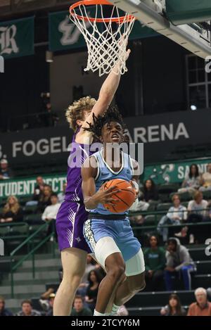 Der Tulane Green Wave Guard Kolby King (12) schießt am Donnerstag, den 14. Dezember 2023 in der Fogleman Arena in New Orleans, Louisiana, einen umgekehrten Layup gegen Furman Paladins Forward Garrett Hien (13). (Foto: Peter G. Forest/SIPA USA) Credit: SIPA USA/Alamy Live News Stockfoto
