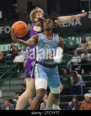 Der Tulane Green Wave Guard Kolby King (12) schießt am Donnerstag, den 14. Dezember 2023 in der Fogleman Arena in New Orleans, Louisiana, einen umgekehrten Layup gegen Furman Paladins Forward Garrett Hien (13). (Foto: Peter G. Forest/SIPA USA) Credit: SIPA USA/Alamy Live News Stockfoto