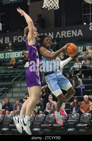 Furman Paladins Stürmer Garrett Hien (13) versucht, Tulane Green Wave Guard Kolby King (12) zu blockieren, der am Donnerstag, den 14. Dezember 2023, während eines Basketballspiels in der Fogleman Arena in New Orleans, Louisiana, geschossen wurde. (Foto: Peter G. Forest/SIPA USA) Credit: SIPA USA/Alamy Live News Stockfoto