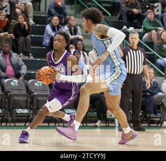 Furman Paladins-Wachmann JP Pegues (1) versucht, am Donnerstag, den 14. Dezember 2023, bei einem Basketballspiel in der Fogleman Arena in New Orleans, Louisiana, vorbei an Kolby King (12) zu fahren. (Foto: Peter G. Forest/SIPA USA) Credit: SIPA USA/Alamy Live News Stockfoto