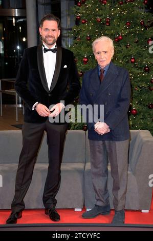 Matthias Killing und Jose Carreras bei der 29. JosÃ Carreras Gala 2023 in der Medienstadt Leipzig. Leipzig, 14.12.2023 *** Matthias Killing und Jose Carreras auf der 29 JosÃ Carreras Gala 2023 in der Medienstadt Leipzig Leipzig, 14 12 2023 Foto:XF.xKernx/xFuturexImagex carreras Gala 3203 Stockfoto