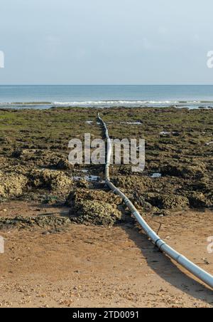 Schmutziges Abwasser aus dem Rohr, das ins Meer fließt, Umweltverschmutzung Stockfoto