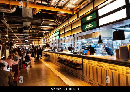 Innenraum der Arcade Food Hall im Battersea Power Station, London, England Stockfoto