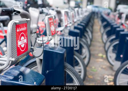 Details einer Reihe von London Santander Leihfahrrädern in einer Dockingstation. Stockfoto