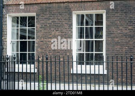 Detail eines historischen georgianischen Gebäudes mit Fenstern und Geländern Stockfoto