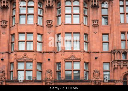 Fotos von Aspekten von Gebäuden und Architektur in Shorehditch, Old Street, London. Zeigt moderne Bürogebäude. Stockfoto