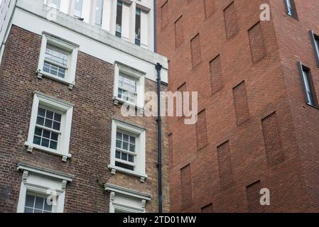 Fotos von Aspekten von Gebäuden und Architektur in Shorehditch, Old Street, London. Zeigt moderne Bürogebäude. Stockfoto