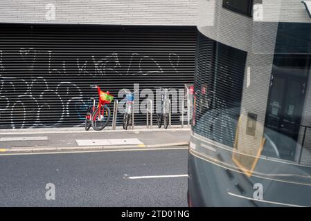 Fotos von Aspekten von Gebäuden und Architektur in Shorehditch, Old Street, London. Zeigt moderne Bürogebäude. Stockfoto