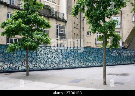 Fotos von Aspekten von Gebäuden und Architektur in Shorehditch, Old Street, London. Zeigt moderne Bürogebäude. Stockfoto