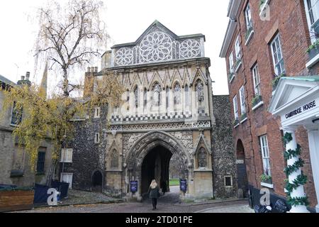 Der Eingang zur Kathedrale von Norwich, wo Gaynor Lord zu Fuß gesehen wurde, während die Polizei die Suche nach der Mutter von drei Kindern fortsetzt, die letzte Woche am Freitagnachmittag gesehen wurde, nachdem sie früh aus dem Stadtzentrum von Norwich ihre Arbeit verließ. Ihr hab und gut, einschließlich Kleidung, zwei Ringe, ein Handy und eine Brille, wurde verstreut im Wensum Park gefunden. Ihr Mantel wurde im Fluss Wensum entdeckt, der durch den Park fließt. Bilddatum: Freitag, 15. Dezember 2023. Stockfoto