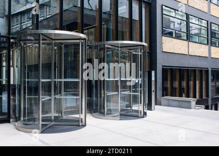 Fotos von Aspekten von Gebäuden und Architektur in Shorehditch, Old Street, London. Zeigt moderne Bürogebäude. Stockfoto