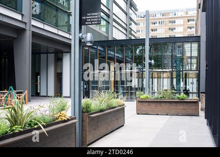 Fotos von Aspekten von Gebäuden und Architektur in Shorehditch, Old Street, London. Zeigt moderne Bürogebäude. Stockfoto