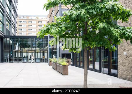 Fotos von Aspekten von Gebäuden und Architektur in Shorehditch, Old Street, London. Zeigt moderne Bürogebäude. Stockfoto