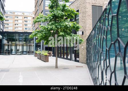 Fotos von Aspekten von Gebäuden und Architektur in Shorehditch, Old Street, London. Zeigt moderne Bürogebäude. Stockfoto