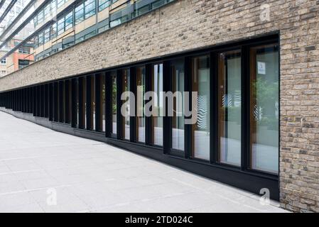 Fotos von Aspekten von Gebäuden und Architektur in Shorehditch, Old Street, London. Zeigt moderne Bürogebäude. Stockfoto