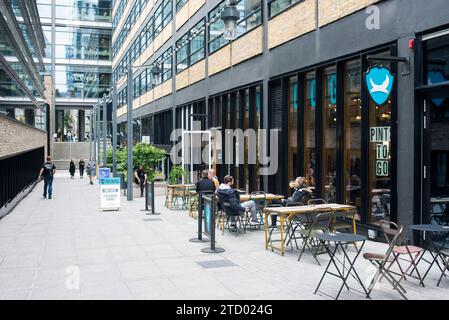 Fotos von Aspekten von Gebäuden und Architektur in Shorehditch, Old Street, London. Zeigt moderne Bürogebäude. Stockfoto