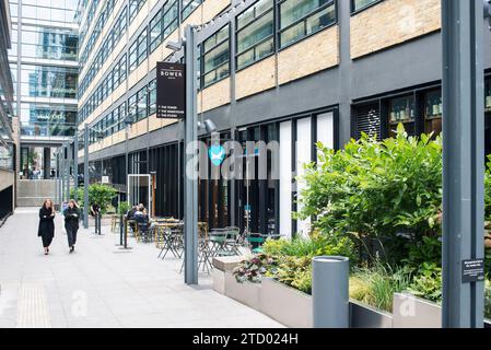 Fotos von Aspekten von Gebäuden und Architektur in Shorehditch, Old Street, London. Zeigt moderne Bürogebäude. Stockfoto