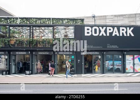 Fotos von Aspekten von Gebäuden und Architektur in Shorehditch, Old Street, London. Zeigt moderne Bürogebäude. Stockfoto