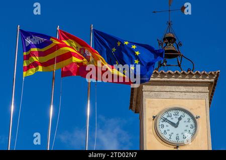 Die Fahnen von Spanien, Katalonien und der EU wehen in Palma de Mallorca Spanien. Palma de Mallorca *** die Flaggen Spaniens, Kataloniens und der EU fliegen in Palma de Mallorca Spanien Palma de Mallorca Stockfoto