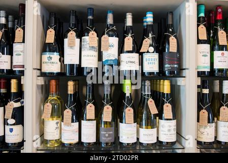 Regale mit hochwertigen Flaschen Wein und Gin zum Verkauf in einem lokalen Feinkostgeschäft. Stockfoto