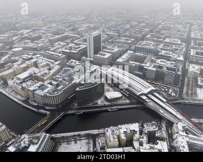 Berlin, Hauptstadt von Deutschland von oben. Luftbild der Winterstadt des Bahnhofs Berlin Bahnhof Friedrichstraße Stockfoto