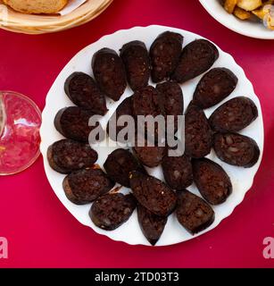 In Scheiben geschnittene burgos Blutwurst serviert auf Platte Stockfoto