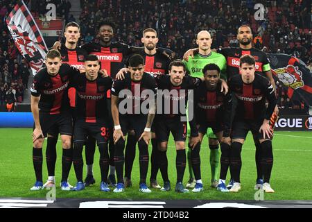 Teamfoto Bayer 04 Leverkusen vor dem Europaleague Spiel gegen Molde FK. Hintere Reihe v.l.n.r.: Patrik Schick, Edmond Tapsoba, Robert Andrich, Torhueter Niklas Lomb, Jonathan Tah. Vordere Reihe v.l.n.r.: Josip Stanisic, Gustavo Puerta, Piero Hincapie, Jonas Hofmann, Nathan Tella, Adam Hlozek ( alle Bayer 04 Leverkusen ). Deutschland, Bayer 04 Leverkusen vs. Molde FK, Fussball, Europa League, Gruppenphase, 6. Spieltag, Spielzeit 2023/2024, 14.12.2023 DFL-VORSCHRIFTEN VERBIETEN JEDE VERWENDUNG VON FOTOGRAFIEN ALS BILDSEQUENZEN UND/ODER QUASI-VIDEO Foto: Eibner-Pressefoto/Thomas Thienel Stockfoto