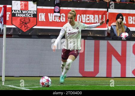 Giulia Gwinn (FC Bayern München, #07) bei einer Ecke, Eckball, FC Bayern München gegen AFC Ajax Amsterdam, Fussball UEFA Women's Champions League, Gruppenrunde 3. Spieltag, Saison 23/24, 14.12.2023; Foto: Eibner-Pressefoto/Jenni Maul Credit: dpa Picture Alliance/Alamy Live News Stockfoto