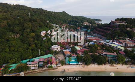 In der Bucht Loh Dalum auf der Insel Phi Phi, Thailand, befinden sich die Resorts aus der Vogelperspektive. Thailands Tourismuszahlen liegen 2023 auf dem richtigen Weg zu den Prognosen der Regierung Stockfoto