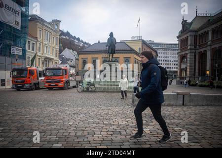 Man sieht Menschen, die in der Nähe des Ludvig Holberg-Denkmals in der Innenstadt von Bergen spazieren gehen. Bergen, Norwegens zweitgrößte Stadt, liegt an der Südwestküste und ist bekannt als Tor zu den berühmten Fjorden, was sie zu einem der größten touristischen Kreuzfahrthäfen Europas macht. Stockfoto